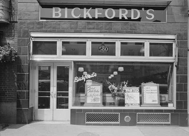 580 Lexington Avenue. Bickford's Restaurant, storefront. 1944. Photo courtesy of MCNY.